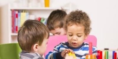 Что делать, если ребенок все время плачет в детском саду или яслях: советы психолога Ребенок идет детский сад комаровский